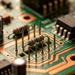 SMT vs. THT-Bestückung: Der ultimative Leitfaden für die Elektronikfertigung